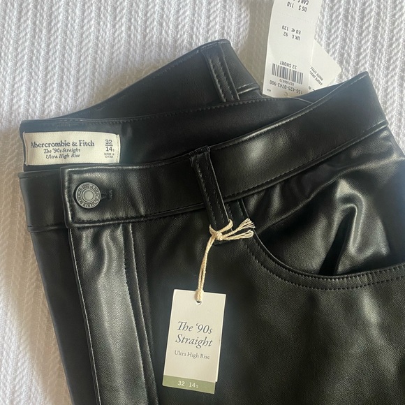 Abercrombie & Fitch Vegan Leather 90s Straight Pant SHORT - Picture 3 of 4